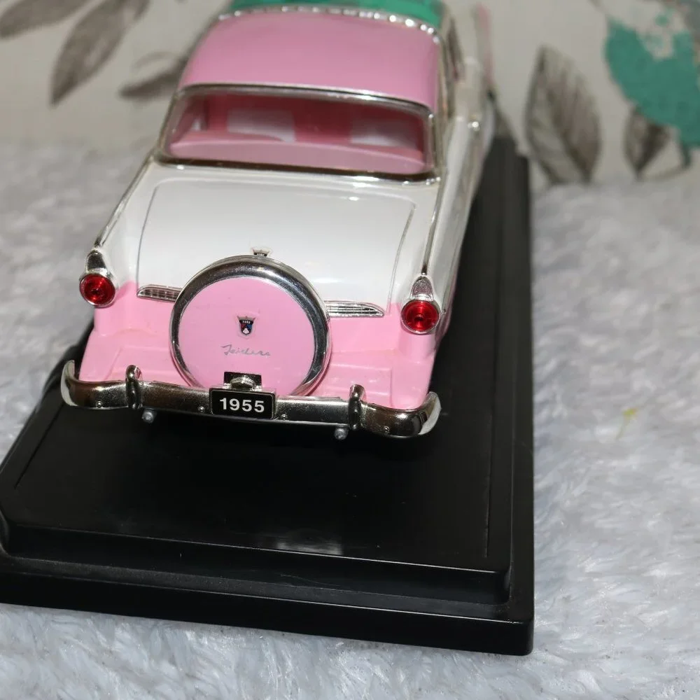 Road Signature 1955 Ford Crown Victoria 1/18 scale! no box, but is still mounted